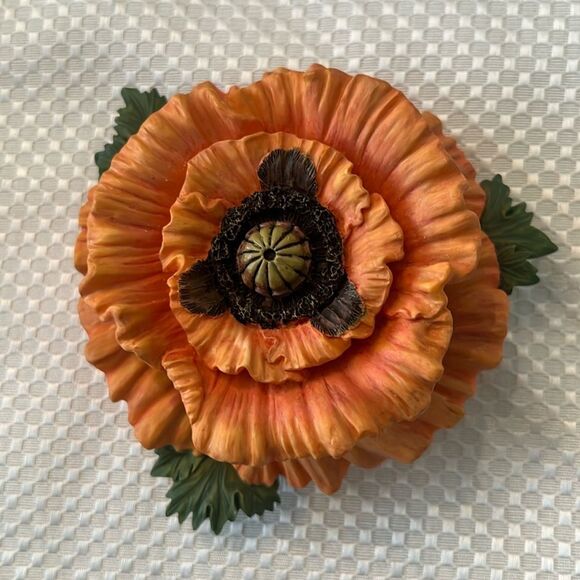 Vintage resin Poppy hinged trinket box with gold trim EVC - Picture 3 of 9